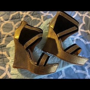 Size 9.5 Black and Gold wedge